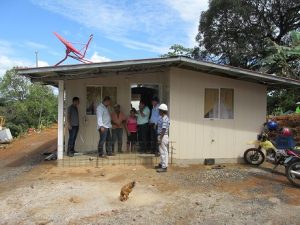 REUBICAN A FAMILIAS QUE VIVEN EN ÁREAS INUNDABLES