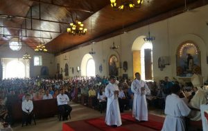 INSTAN A LOS JÓVENES A MOTIVARSE A ESTUDIAR SACERDOCIO
