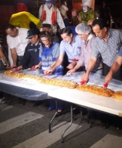 SANTIAGUEÑOS DISFRUTAN DE ROSCA GIGANTE