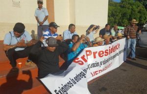 TAXISTA SE ENCADENAN RECLAMANDO SUS CUPOS