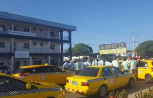 TAXISTAS CONTINÚAN EN HUELGA