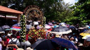 MILES DE PEREGRINOS PARTICIPAN EN PROCESIÓN EN HONOR AL SEÑOR DE LOS MILAGROS