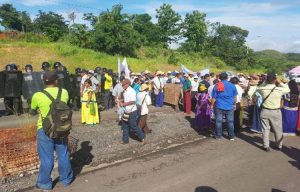 SE CANSARON DE ESPERAR Y SALIERON A CERRAR LA VÍA INTERAMERICANA