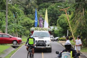 Imagen de Santiago Apóstol, recorre las calles de Santiago en automóvil,  donde cientos de fieles lo esperaron desde sus casas.