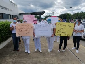 Técnicos de enfermería reclaman ajustes salariales y nombramiento de más personal.