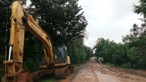 Realizan trabajos de mantenimiento en la carretera principal hacia Mariato, afectada por las lluvias.