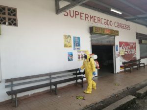 Realizan jornada de disinfección en comercios de Cañazas como parte de la lucha contra la covid-19.
