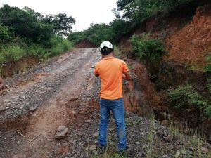 Vía sufre daño en El Chorrillito de San Francisco.