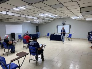 Autoridades atienden quejas de familiares de los privados de libertad de la cárcel de Santiago.