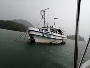 Embarcación costarricence se mantiene a la deriva en Isla Coiba.