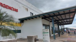 Lider religioso es apuñalado dentro de una iglesia en Santiago.