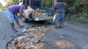 Residentes y transportistas realizan jornada de mantenimiento a la vía hacia Santa Fe.