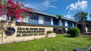 Suspenden servicio de laboratorio en la Policlínica de Santiago, por brote de COVID-19.