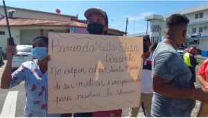 Protestan por la falta de agua en Santiago.