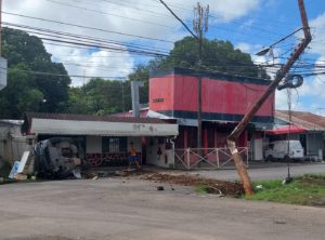 Conductora pierde el control se choca y vuelca a un costado del gimnasio municipal de Santiago.