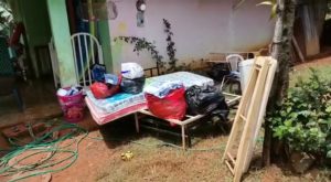 Familias pierden sus enseres a consecuencia de la crecida de una quebrada en San Francisco.