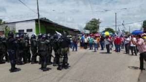 Marcha docente fue suspendida por la intervención de unidades de control de multitudes de la PN en Santiago.