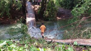La crecida del Rio Subí dejo a varias comunidades incomunicadas en Bisvalle de La Mesa.