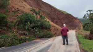 Lluvias provocan deslizamiento de magnitud en Chitra de Calobre.