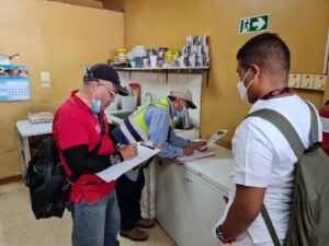 MINSA realiza operativos sorpresa sobre normas sanitarias en la Avenida Central de Santiago.