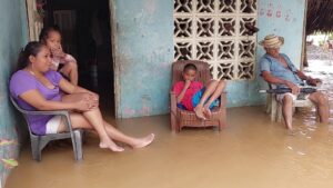 Lluvias provocan inundaciones de viviendas en Mariato y Soná.