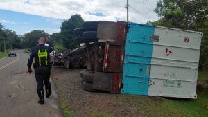 Articulado se accidenta cerca de una parada de pasajeros en El Marañon de Soná.