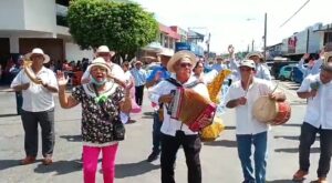 Lucido desfile de acordeones en Santiago.
