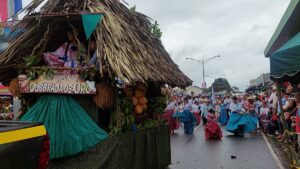 Lucido paseo folclórico de la pollera veraguense en Soná.