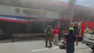 Incendio causa pérdidas considerables en comercio de la Avenida Central de Santiago.