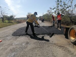 Realizan trabajos de parches en la vía Santiago-Santa Fe.