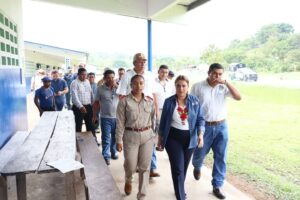 Ministra de educación realiza gira por colegios del norte de Veraguas.
