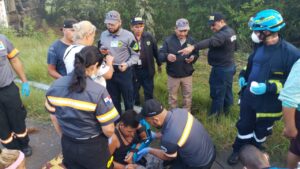 Bus con 52 pasajeros migrantes se accidentan en la vía interamericana.