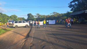 Protestan por mal estado de la calle en Río de Jesús.