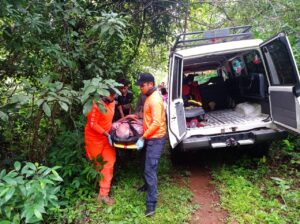 SINAPROC rescata a adulto mayor en Los Algarrobos de Santiago.