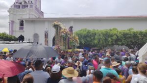Una multitud de devotos acompañaron la procesión de Jesús Nazareno en Atalaya.