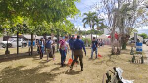 Jóvenes se unen para limpiar el distrito de Atalaya.