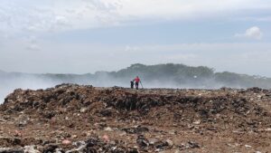 Bomberos culminan labor de extinción de incendio en el vertedero.