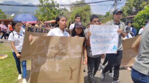 Colegio Alto de Piedra se va a paro por titulaciones ilegales de tierra