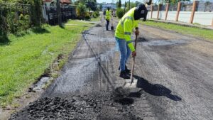 Avanza reparaciones de vías en Santiago.