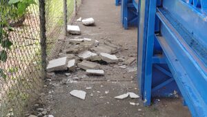 Se cae losa del colegio José Santos Puga.