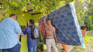 Entregan ayuda a familias afectadas por lluvias en Santiago.