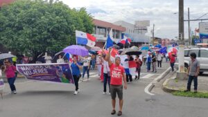 Mujeres organizadas realizan marcha en Santiago.