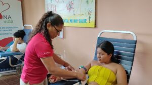 Estudiantes donan sangre voluntariamente.