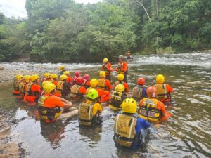 Rescatistas y voluntarios del Sinaproc refuerzan conocimientos en aguas rápidas.