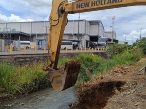 MOP, realiza trabajos de dragados de canales de agua para evitar inundaciones.