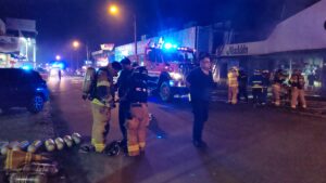 Se registra incendio en un almacén de la Avenida Central de Santiago.