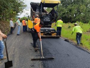 Avanzan trabajos de mejoramiento vial en Cativé de Soná.