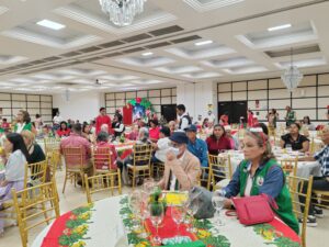 Pacientes con cáncer reciben agasajo navideño en Santiago.