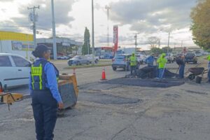 Reparan vías internas de Santiago.