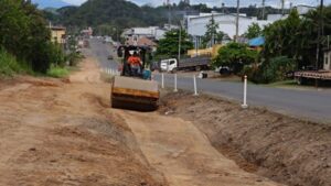 Inician trabajos de ensanche vial hacia el distrito de Santa Fé.